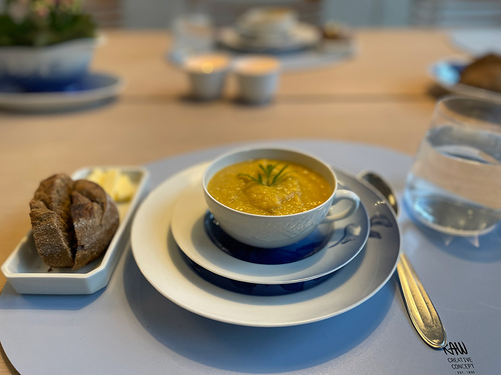 Zusammen mit dem schönen Weihnachtsrosen-Set bildet diese Teetasse einen Rahmen für eine schöne Mahlzeit